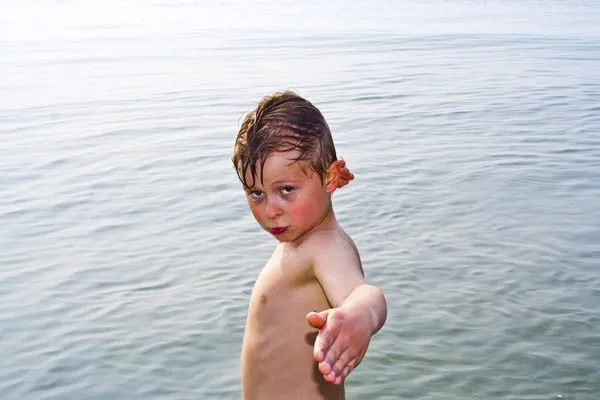 Bonito menino de pé na água da praia em Veneza, Itália . — Fotografia de Stock