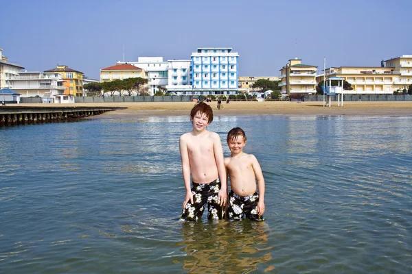 Hermanos en el mar en la playa de Jesolo, Venecia, Italia en refrescante wat —  Fotos de Stock