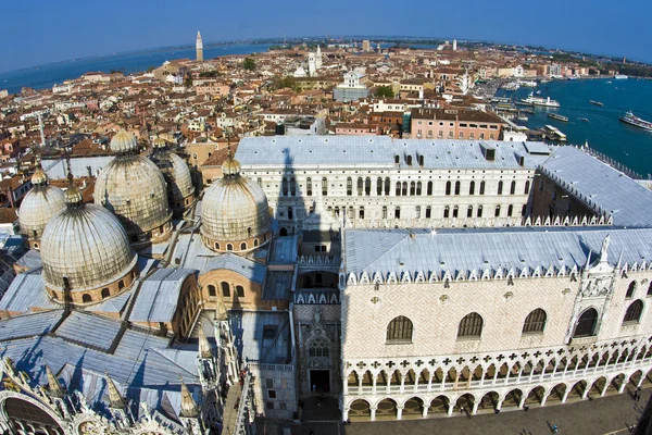 Met uitzicht over het marcus kerk in Venetië van campanile de san ma — Stockfoto