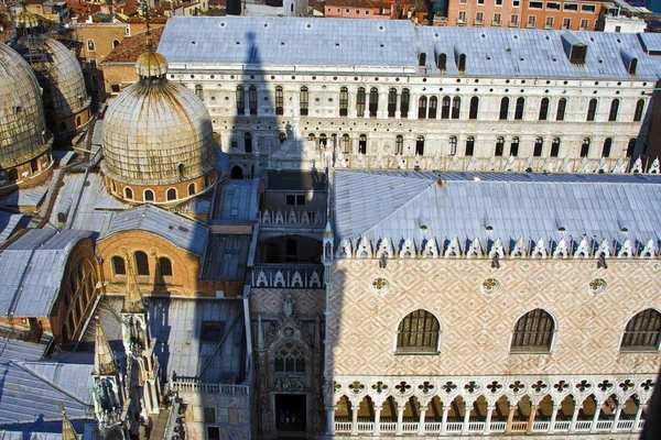 俯瞰马库斯教会在威尼斯从钟楼德圣马 — 图库照片