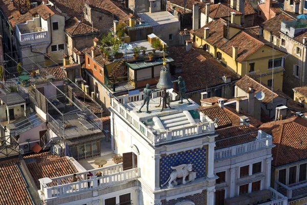 वेनिस में सैन मार्को जगह में प्रसिद्ध घड़ी टॉवर देखें — स्टॉक फ़ोटो, इमेज