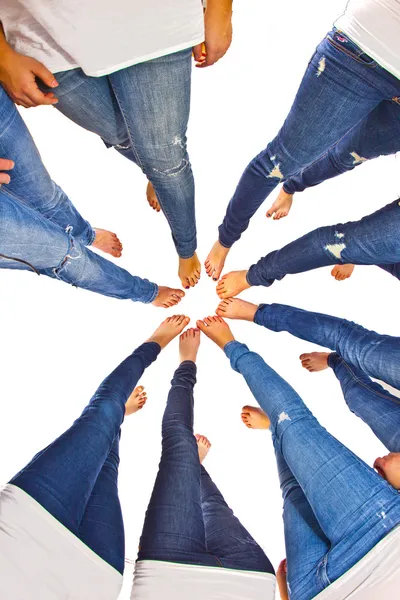 Fötter av flickor med jeans i en cirkel — Stockfoto