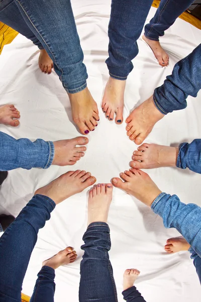 Feet of girls with jeans in a circle — Stock Photo, Image