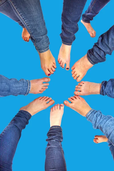 Feet of girls with jeans in a circle — Stock Photo, Image