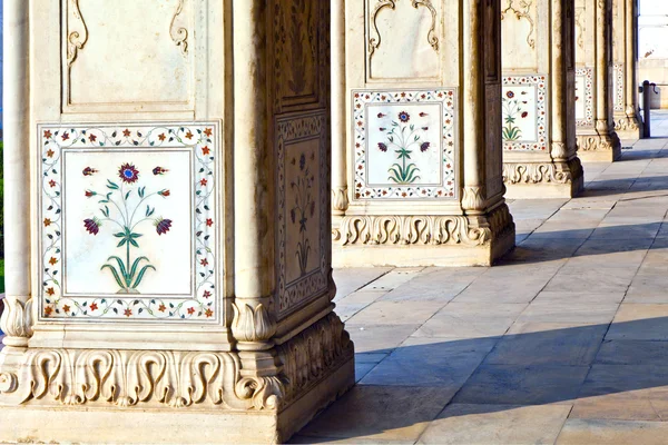 Detal, inkrustowane kwiaty w marmurową kolumny, sala prywatnych audienc — Zdjęcie stockowe