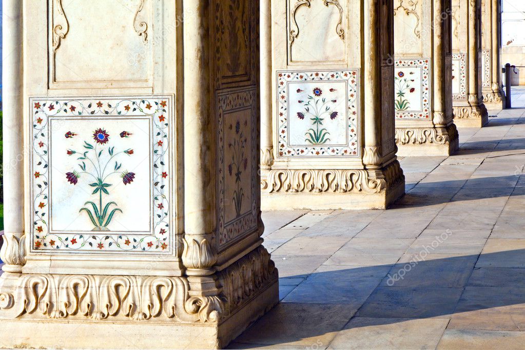 Detail, inlaid flowers on marble column, Hall of Private Audienc