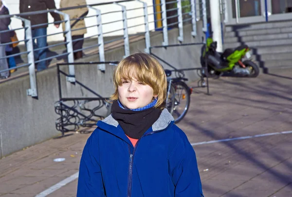 外で待っている失望の少年 — ストック写真
