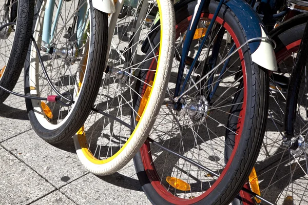 自行车轮子排成一排 — 图库照片