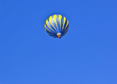 Mavi gökyüzü ormanda üzerinden balon