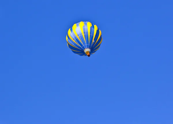 Ballong över skogen i blå himmel — Stockfoto
