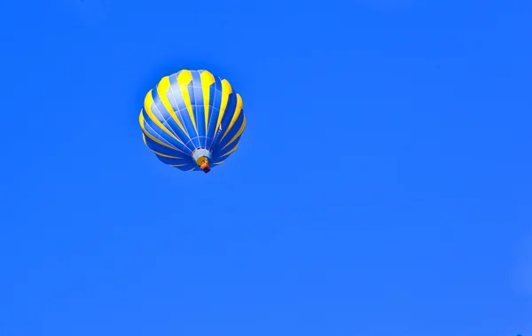 Ballon over bos in blauwe hemel — Stockfoto