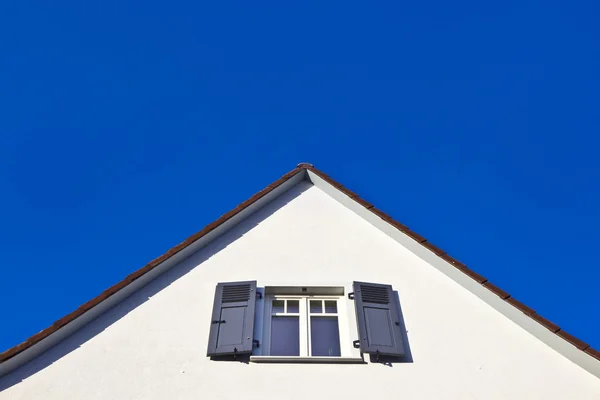 Façade de la maison avec ciel bleu — Photo