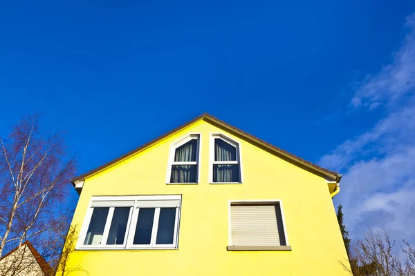 Gevel van huis met blauwe hemel — Stockfoto