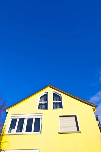Fasaden på huset med blå himmel — Stockfoto