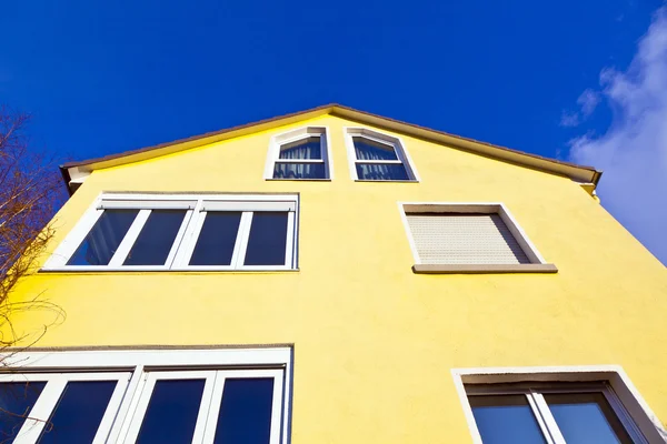 Fachada de casa com céu azul — Fotografia de Stock