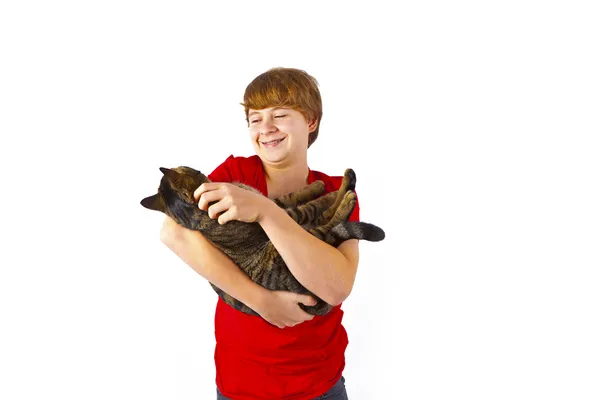 Menino bonito abraçando com seu gato — Fotografia de Stock