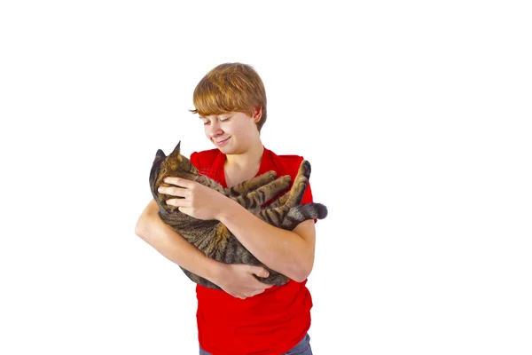 Carino ragazzo abbracciare con il suo gatto — Foto Stock