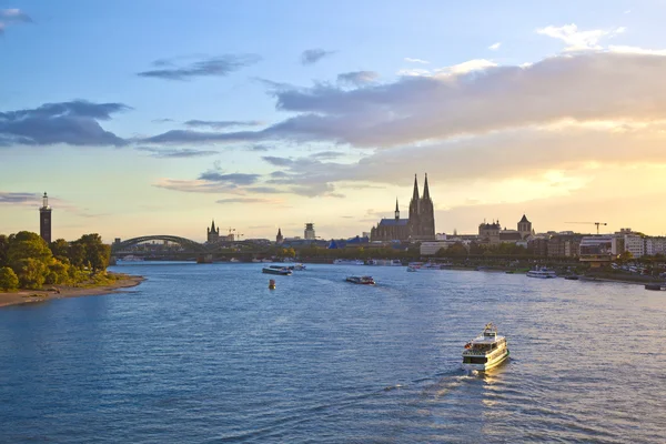 Köln bölgesindeki River rhein üzerinde gemi — Stok fotoğraf