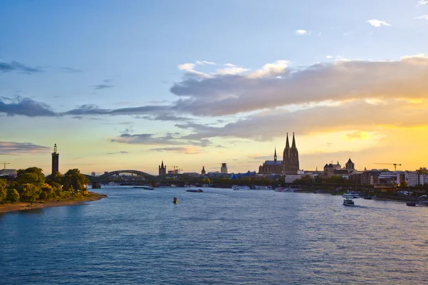 Solnedgång i Köln med kupol och floden Rhen — Stockfoto