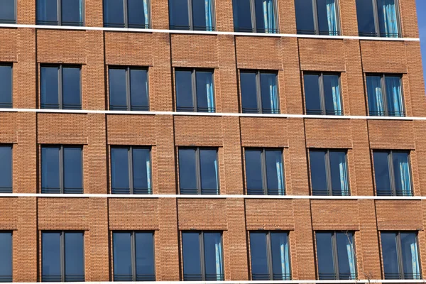 Fachada de edificio moderno con ventanas — Foto de Stock