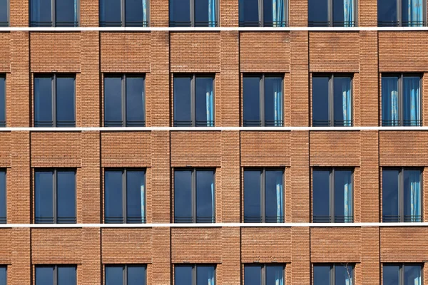 Фасад современного здания с окнами — стоковое фото