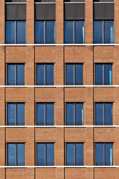 Facciata di moderno edificio con finestre — Foto Stock