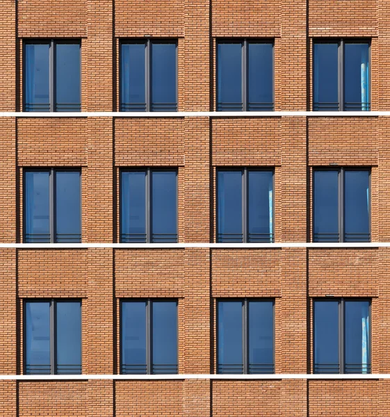 Façade de bulding moderne avec fenêtres — Photo