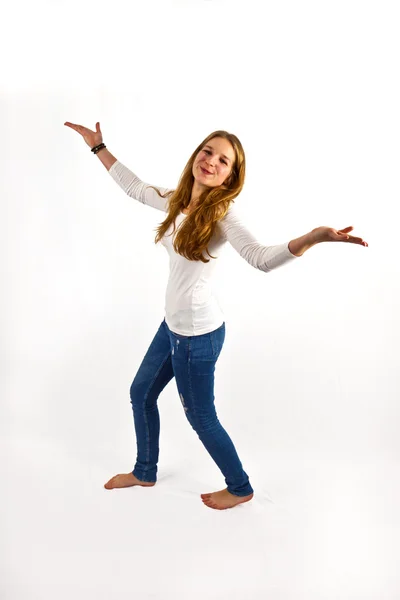 Ganzkörperporträt eines glücklichen schönen Mädchens, das tanzt und posiert, — Stockfoto