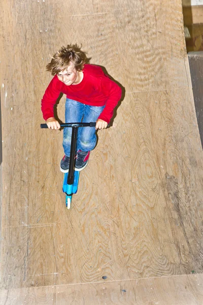 Junge fliegt mit Roller in die Luft — Stockfoto