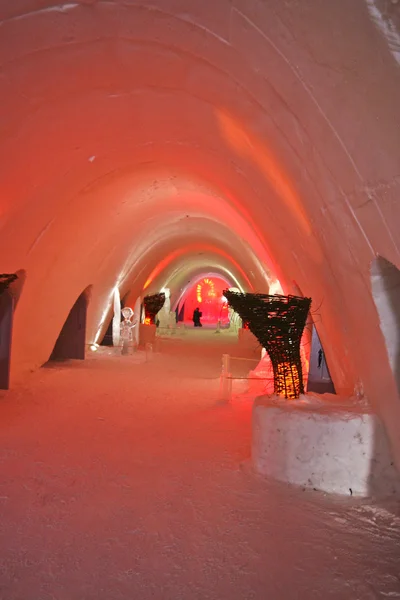 Színesen megvilágított folyosón egy ice hotel. — Stock Fotó