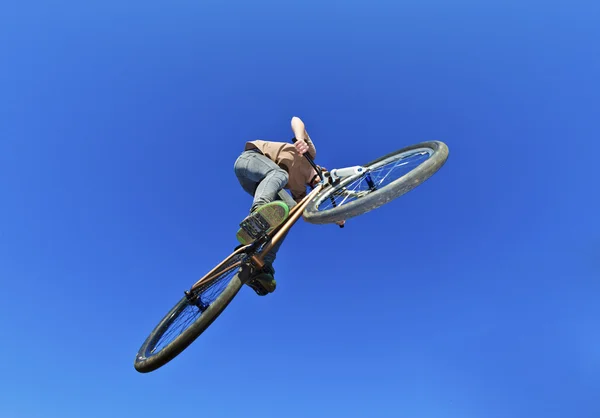 Junge fliegt mit seinem Dirt-Bike durch die Luft — Stockfoto