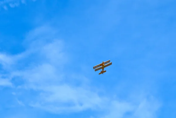 Modelo de avión en el cielo — Foto de Stock