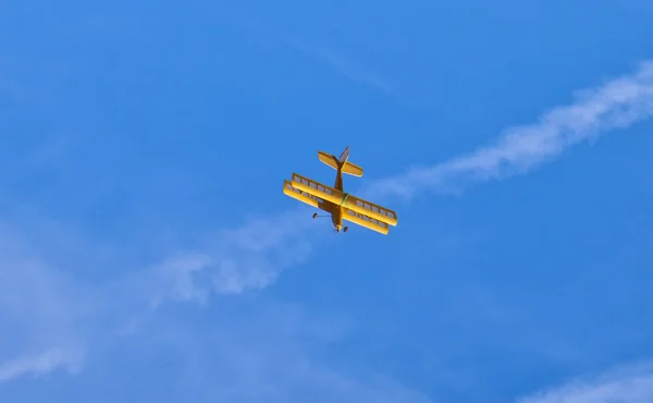 Модель літака в небі — стокове фото