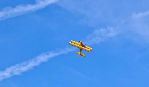 Modelo de avión en el cielo — Foto de Stock