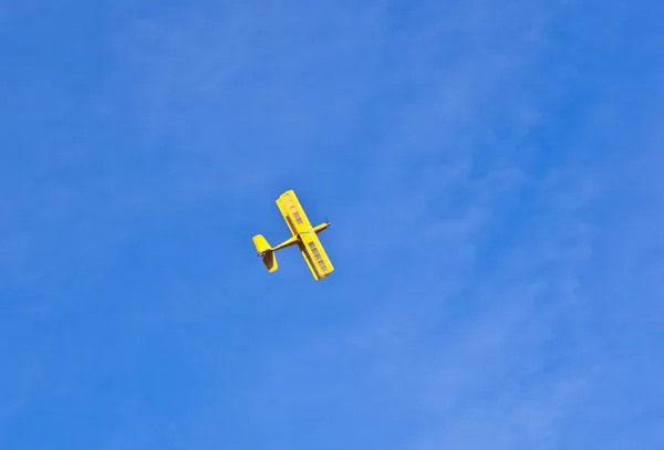 Modelvliegtuig in de lucht — Stockfoto