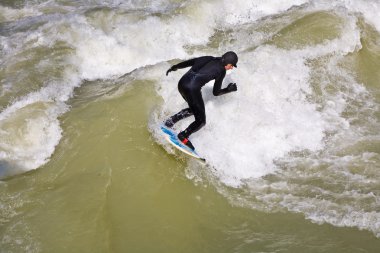 Münih, Almanya Isar Nehri üzerinde sörf.