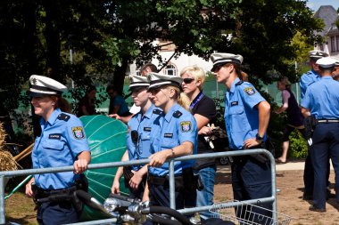 agentes de la policía vigila el show