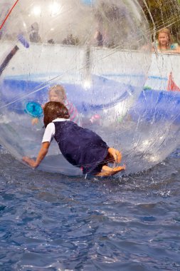 kızlar ve erkekler için bir çok büyük zorbing top eğlenin