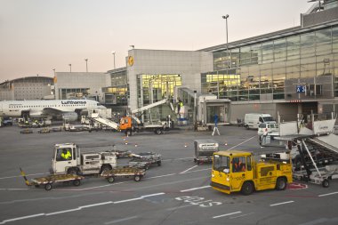 Terminal parmak gelen uçak