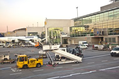 Terminal parmak gelen uçak