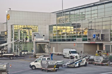 Terminal parmak gelen uçak