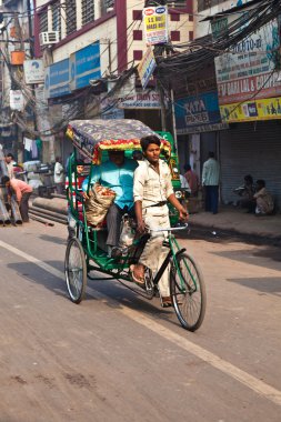 döngüsü çekçek sürücüsü ile chawri bazar, delhi earl yolcusu