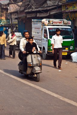 Vespa binici çocuk erken sabah ile