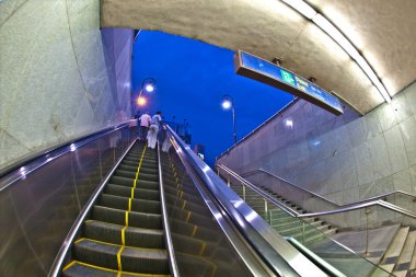 geç akşam Delhi metro istasyonu terk