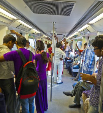 yolcular metro Delhi, Hindistan