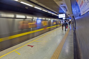 Delhi - Novemmer 11: yolcular metro tren Novembe üzerinde alighting