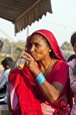 Delhi meena pazarı içinde çay içme kadın