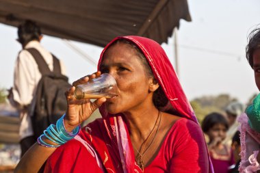 Delhi meena pazarı içinde çay içme kadın