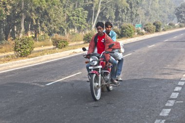 delhi, agra arasındaki karayolu üzerinde aşırı yüklü otomobil