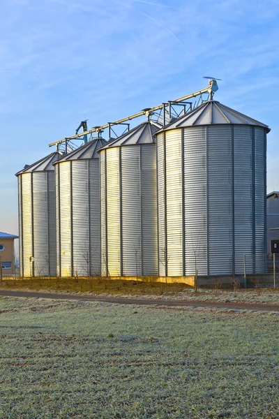 Silo 's midden in een veld in de winter — Stockfoto